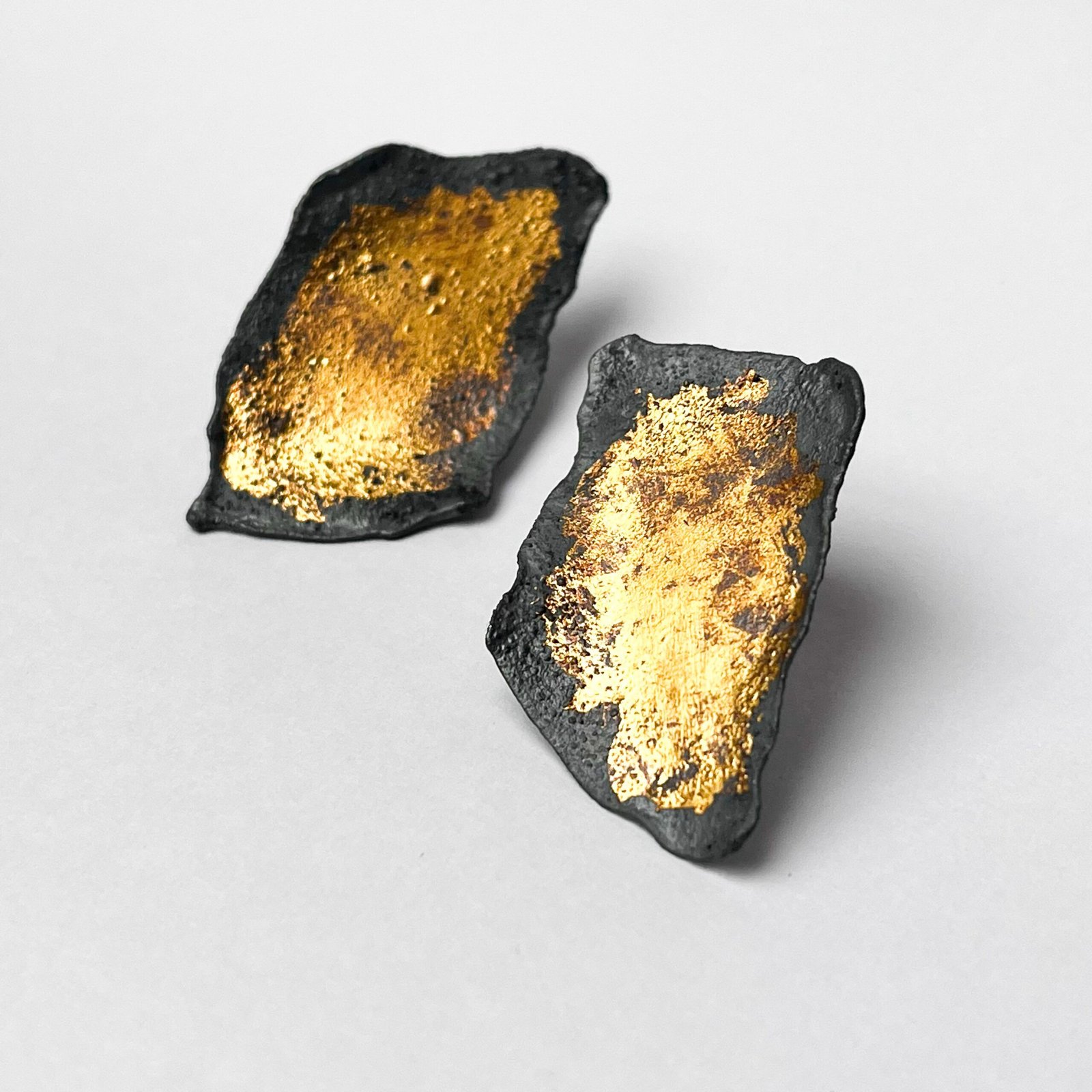 Botón Keum-Boo – Fragmentos de Plata Envejecida y Oro 24k - Imagen 3