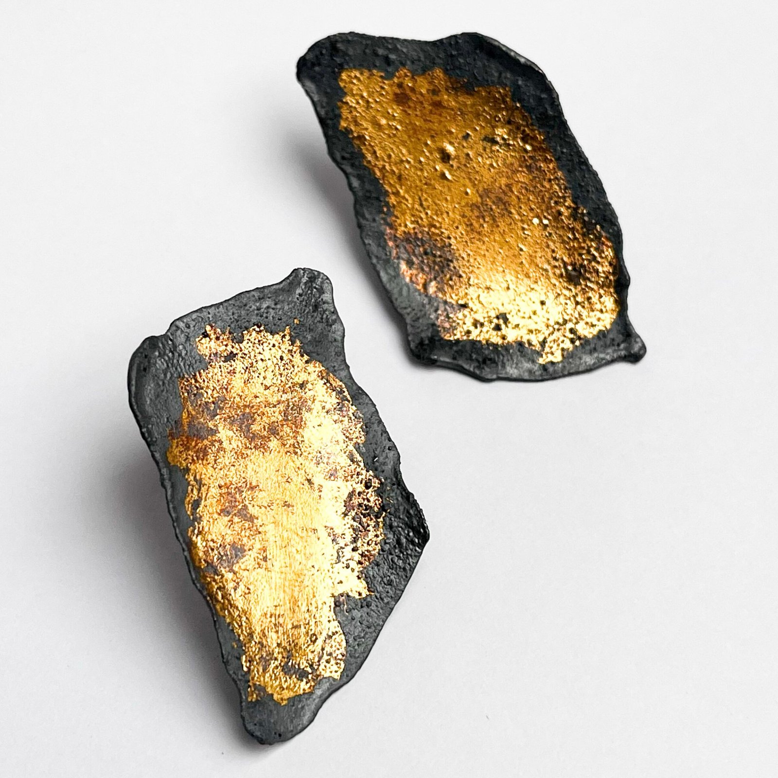 Botón Keum-Boo – Fragmentos de Plata Envejecida y Oro 24k - Imagen 2