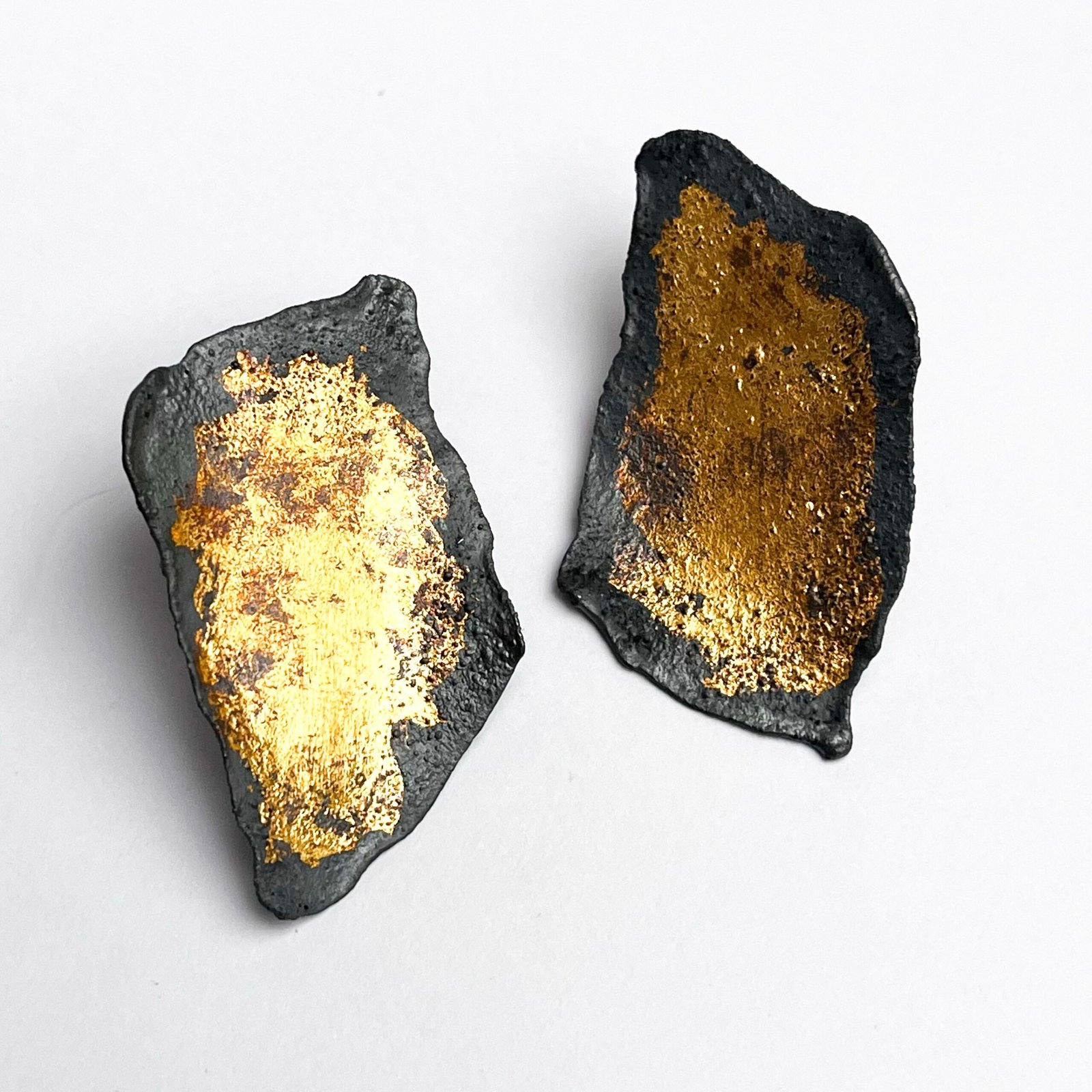 Botón Keum-Boo – Fragmentos de Plata Envejecida y Oro 24k - Imagen 4