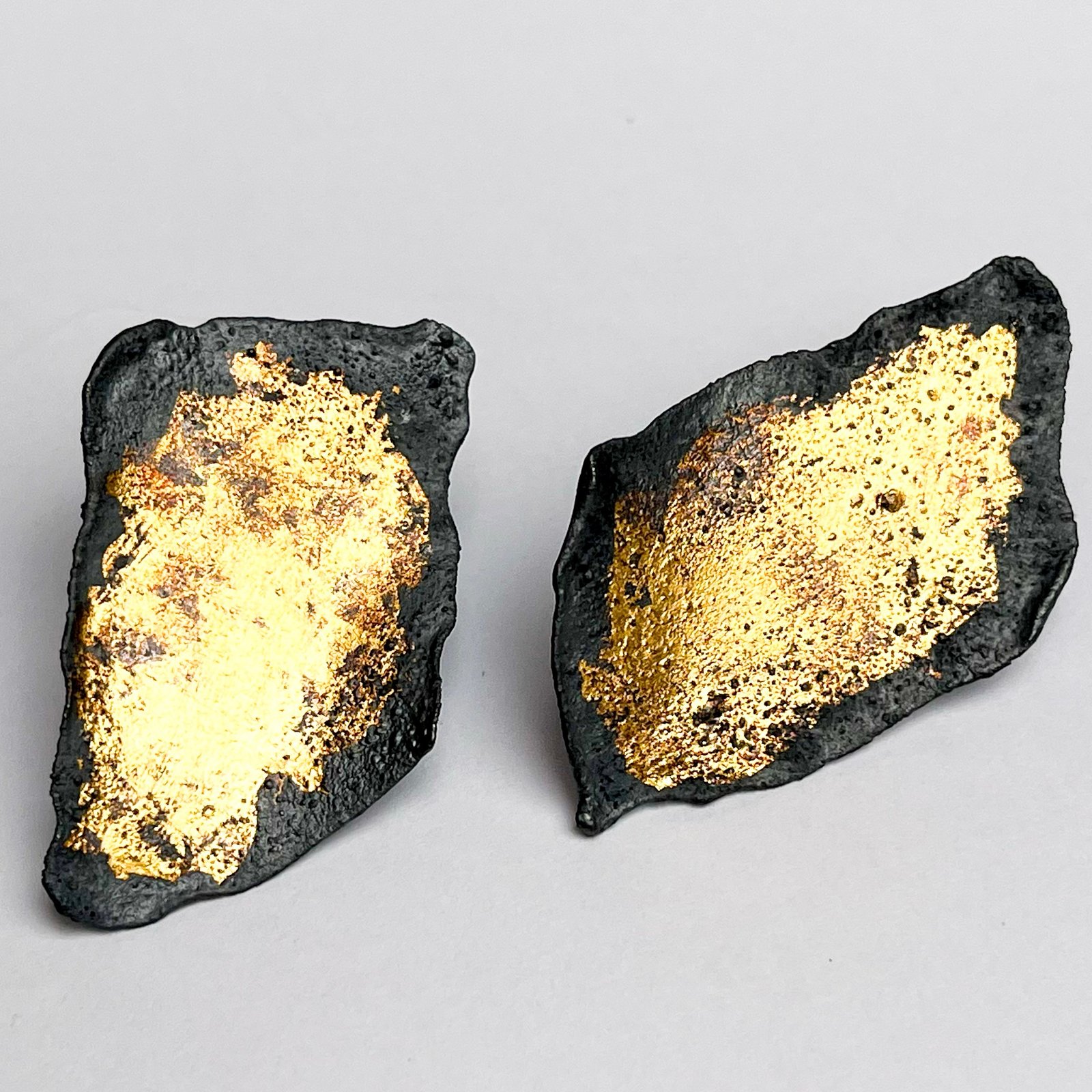 Botón Keum-Boo – Fragmentos de Plata Envejecida y Oro 24k - Imagen 6